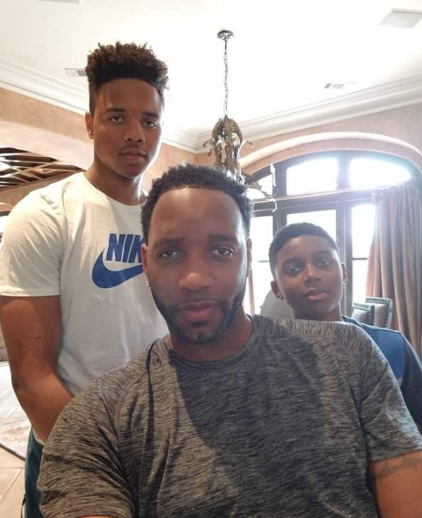 同时也凸显 同时也凸显